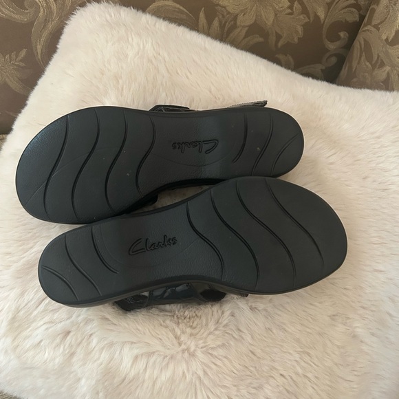 Clarks Black Comfort Sandals with Adjustable Straps - Picture 5 of 8